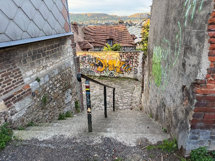 En entrant dans Pont-Audemer, nous découvrons le balisage du GR23 que nous allons suivre jusqu'à la Tour Romane.