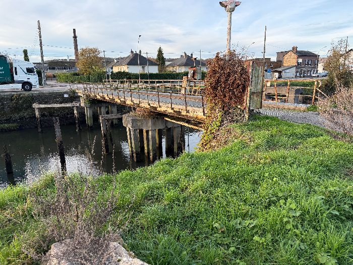 Ancien pont tournant dont on voit encore le mécanisme et la voie ferrée.
