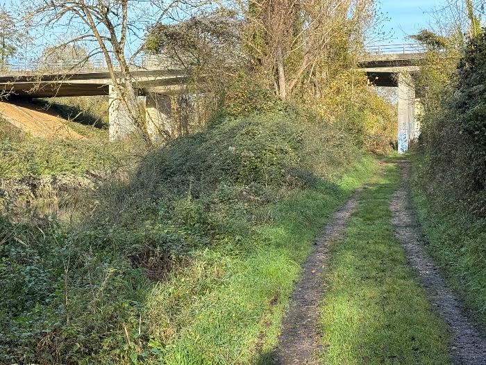 La Risle et notre chemin passent maintenant sous l'A13.