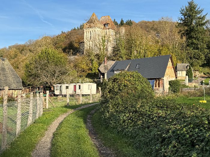 Et voilà la fameuse Tour Romane, étonnant manoir aménagé dans le clocher de l'ancienne église de Saint-Mards.