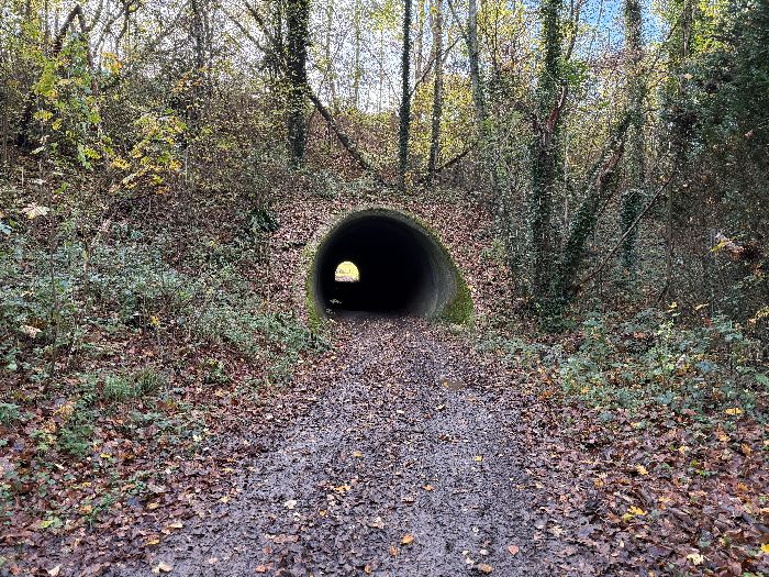 Nous passons à nouveau sous l'A13, cette fois-ci par un long tunnel.