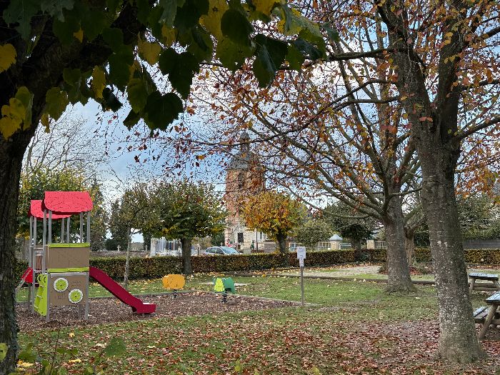 Départ de la Place de la Pelouse (site classé) d'où l'on distingue le clocher caractéristique de l'église Notre-Dame couvert d'un toit campaniforme surmonté d'une lanterne (XIIIe->XVIIIe).