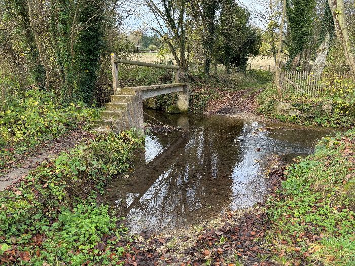 Passerelle sur la Véronne près du lieu-dit l'Egyptienne, emplacement au moyen-âge d'un prieuré dédié à Sainte-Marie-l'Egyptienne et réputé pour sa source miraculeuse.
