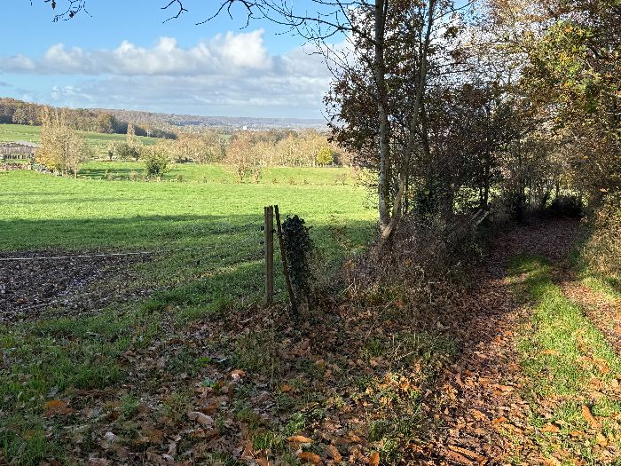 Montée vers le plateau de Campigny, regard arrière vers la vallée de la Risle.