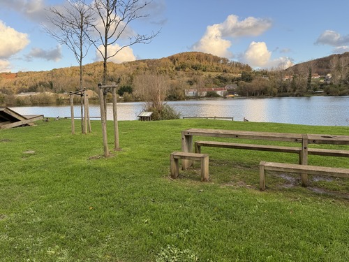 Nous partons de l'aire de détente de l'étang de la Ballastière, le long de la Véloroute du Lin.