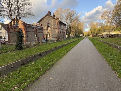 Nous suivons la Véloroute, avec ici à gauche l'ancienne gare de Fécamp en cours de réhabilitation.