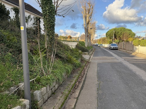 Le circuit traverse deux zones urbaines, la première est l'entrée de Fécamp dans la vallée. Nous contournons le stade Gayant pour aller chercher notre premier chemin.