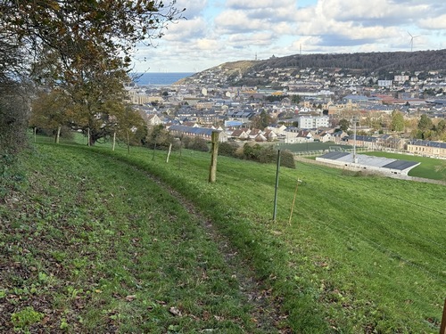 Notre premier chemin est le magnifique Chemin de la Cavée Blanche. Il domine Fécamp et ouvre la perspective jusqu'à la mer.