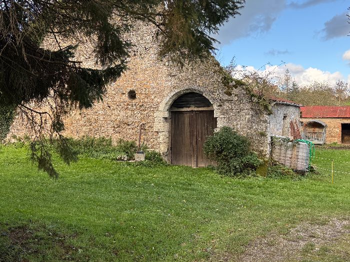 A l'entrée du village de Ganzeville, nous longeons la Maison des Templiers, ancienne ferme fortifiée bâtie par les Templiers, dont le pignon de la grange dîmière est encore bien visible.