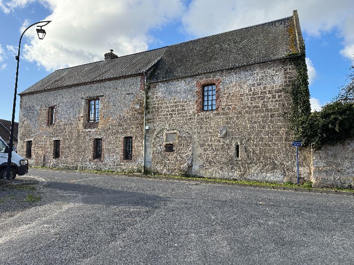 Maison des Templiers de Ganzeville. Elle conserve toujours les vestiges d'une tour de guet et les restes de l'enceinte fortifiée percée d'archères.
