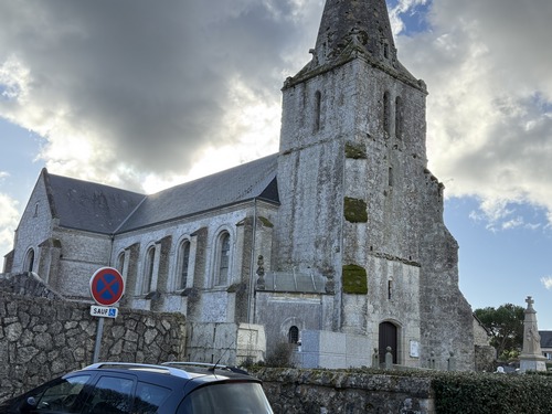 L'église Saint-Rémi était sans doute englobée dans la basse cour du château, et comme lui a subi les dommages successifs des guerres de religions.