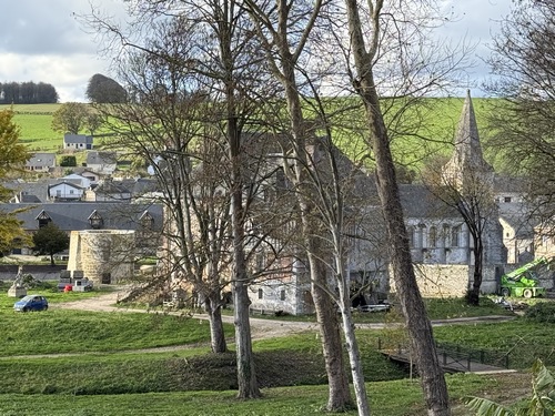 Nous montons sur le coteau est de la vallée, avec un regard sur le manoir et le moulin de Ganzeville. Le manoir, en cours de réhabilitation, est construit sur les fondations du château fort, dont il reste l'une des tours (voir blogbaladesennormandie.fr)