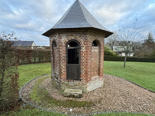 Peu après l'église, on peut admirer le Puits Fermé, ancien puits de domaine agricole restauré dans son architecture du XIXe.&nbsp;