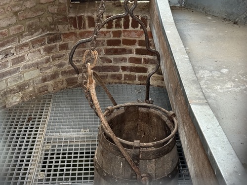 Le Puits Fermé dispose d'un mécanisme de puisage à deux seaux à mouvement alternatif et vidange extérieure.