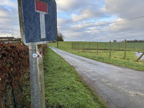 Peu avant le hameau du Mouchel, nous suivons l'impasse du Mont Rouge.
