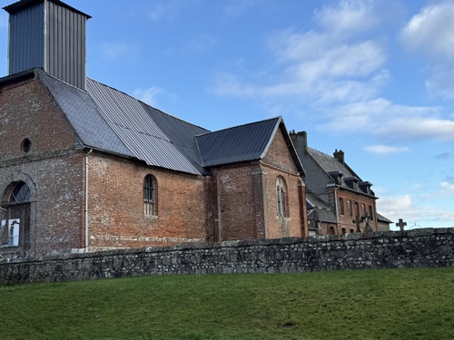 Eglise Saint-Ouen d'Epreville dont les baies au sud datent du XIIe siècle, et l'ancien presbytère. Depuis plus de 40 ans, quelques bénévoles restaurent l'église.&nbsp;