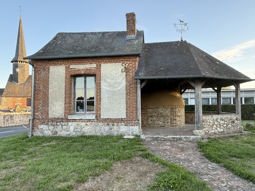 Nous partons de la place de l'église Notre-Dame, avec ici l'ancien four communal, et prenons la direction du nord.