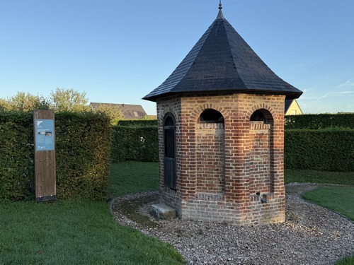 Peu après l'église, on peut admirer le Puits Fermé, ancien puits de domaine agricole restauré dans son architecture du XIXe.&nbsp;