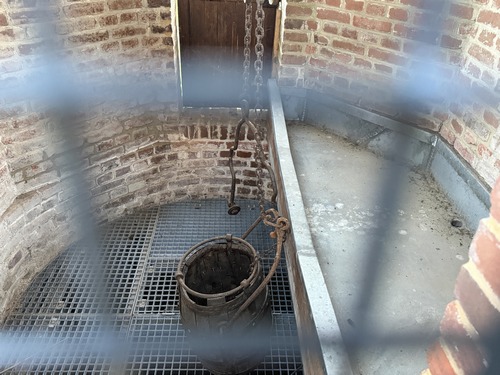 Le Puits Fermé dispose d'un mécanisme de puisage à deux seaux à mouvement alternatif et vidange extérieure.