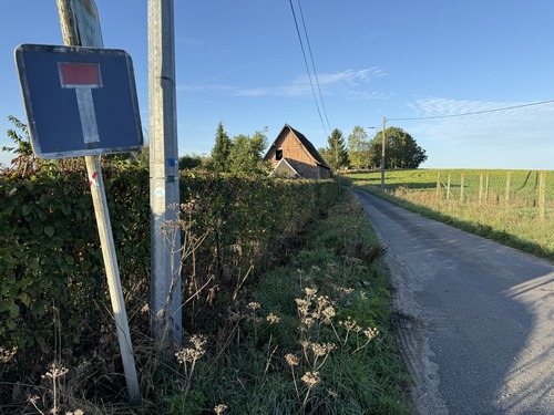 Peu avant le hameau du Mouchel, nous quittons le GR25 et suivons l'impasse du Mont Rouge.