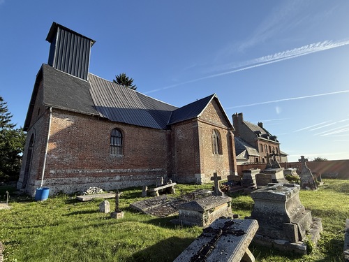 Nous traversons Epreville, et retrouvons le GR25 que nous allons suivre jusqu'à la fin de la boucle, et longeons ici l'église Saint-Ouen d'Epreville dont les baies au sud datent du XIIe siècle, et l'ancien presbytère. Depuis plus de 40 ans, quelques bénévoles restaurent l'église.