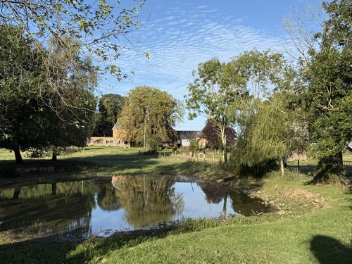 Juste en face de l'église se trouve cette belle ferme avec colombier.
