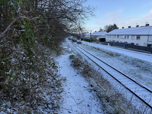 Nous descendons la Côte boisée des Deux Amants pour traverser à nouveau la voie ferrée et entrer dans Romilly-sur-Andelle.