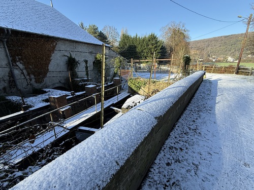 Nous traversons un bras de l'Andelle le long d'un ancien moulin et rejoignons l'Avenue du Château.