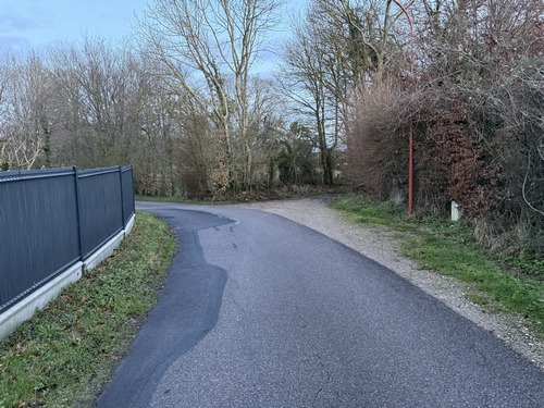 Nous partons de la mairie de La Vacherie, dans le hameau de Verdun, et prenons la direction du nord pour entrer en face sur notre premier chemin, dans le bois des Marettes.