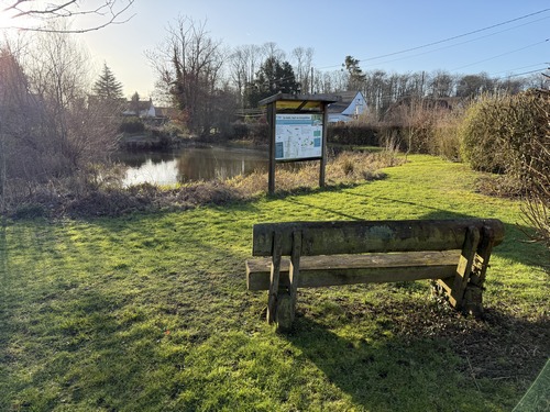 A Carcouet, nous profitons des aménagements (2 bancs) de la mare au centre du bourg pour une petite pause.