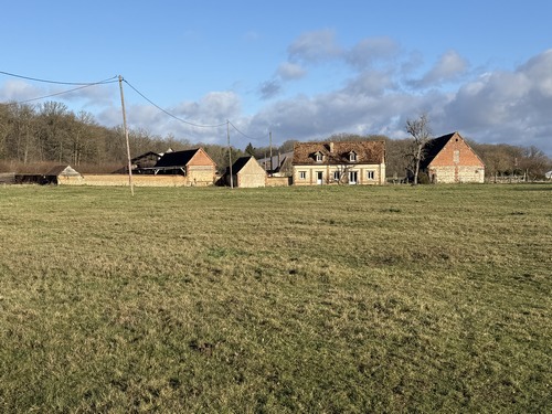 Nous longeons la ferme Pennette, haut lieu de la résistance de la région d'Evreux pendant la seconde guerre mondiale. Nous avons rejoint le GR222.