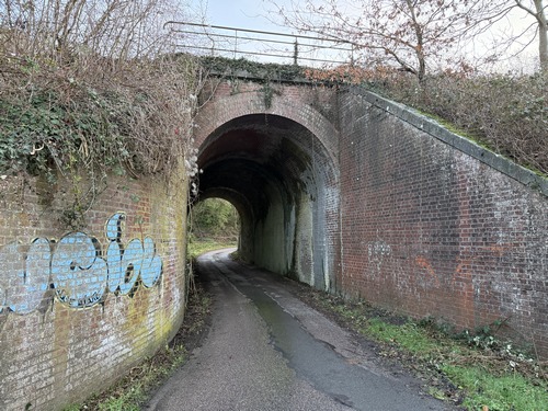 Je passe sous la ligne de Serquigny à Rouen pour sortir du bourg.