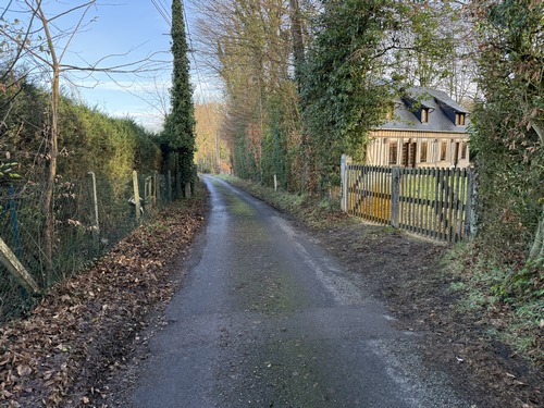 La petite route, déserte, continue dans le hameau des Crottes.