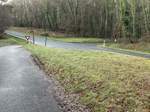 J'ai rejoint cette route forestière et vais couper la D130 pour entrer dans Glos.