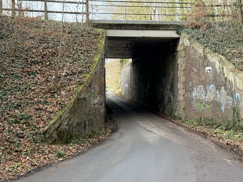 Juste après ce dernier pont, je vais tourner à gauche et longer l'ancienne gare pour rejoindre la mairie.