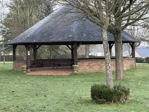 Au centre de La Hallotière se trouve le Parc paysager des Houx, avec cet ancien manège agricole devenu abri, avec bancs et tables.