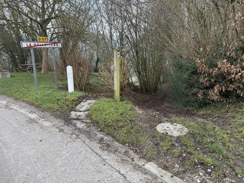 Dès la sortie du village, nous retrouvons les chemins et descendons dans la vallée.