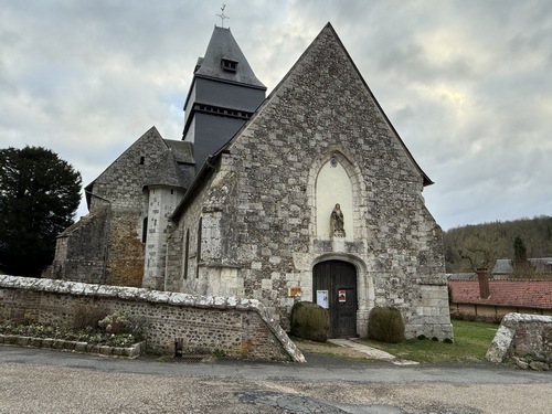 Je pars du parking de l'église Saint-Denis. L'église semble éloignée du bourg, mais elle est simplement située au niveau de la ville gallo-romaine. Le centre actuel du bourg se trouve sur ce qui était le château du duc de Normandie Henri 1er Beauclerc.