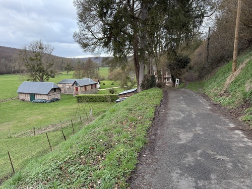 Après une dernière maison isolée, le chemin de la Fontaineresse devient un vrai chemin dont on distingue l'entrée à droite.