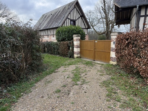 Dans le village, ce qui ressemble à une entrée de propriété permet de rejoindre le chemin que l'on devine à gauche, et qui fait la jonction avec la rue de l'Essart Mador.