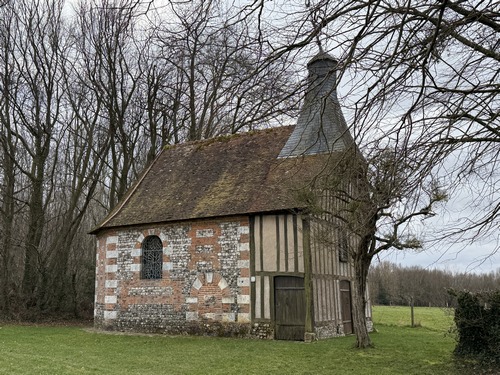 La chapelle Saint-Jean a été construite en 1635 à la demande de Jean de Nolleval sur ses terres de l'Essart-Mador. Elle a été restaurée en 1963.