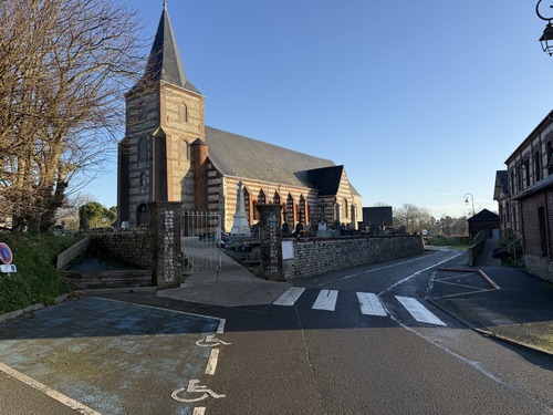 Nous partons du parking de l'église ND-de-l'Assomption et prenons la direction de la rue de Sainte-Hélène.