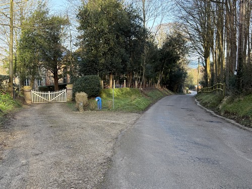 Nous entrons dans Saint-Pierre-en-Port par la D33 et la rue du Château.