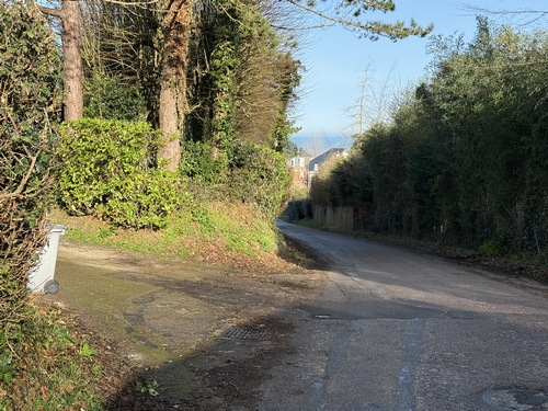 Nous quittons la rue du château pour tourner à gauche ici dans la rue du Cimetière.