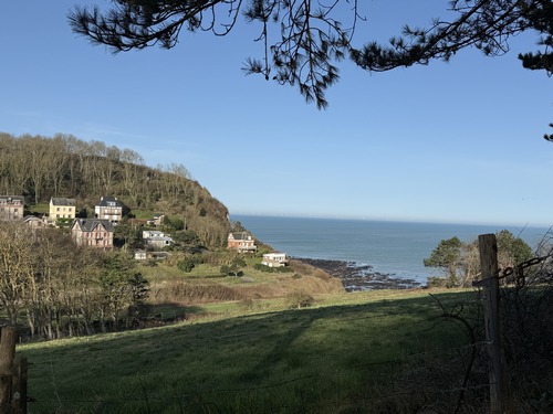 A voir dans l'album, le zoom sur le champ d'éoliennes qui bouche l'horizon de ce magnifique paysage. Curieusement, beaucoup d'entre elles ne tournent pas. Peu importe, elles sont là pour produire des subventions, pas du courant.
