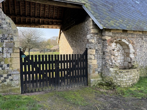 Entrée de la Ferme aux Moines de St-Pierre-en-Port.