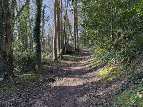 Sortie de St-Pierre-en-Port par le GR21 et montée vers les Waguans, dont les habitants étaient connus pour être des échoueurs.