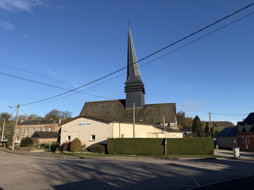 Le totem du circuit se trouve sur le parking près de l'église. L'église Saint-Jean-et-Saint-Martin est connue pour son clocher fortement incliné, construit ainsi pour résister aux puissants vents du nord-ouest semble-t-il.