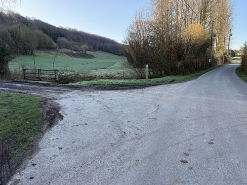 Sortie du bourg par la route d'Haudricourt-au-Bois, le poteau-balise indique ici de traverser le ruisseau et prendre le chemin qui monte dans le bois.