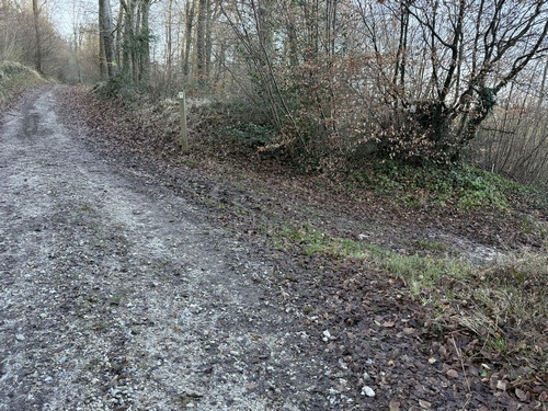 Avant d'atteindre le plateau, changement de direction vers la ferme de Frévent. Le balisage est très clair, la trace gps de ce circuit est une simple sécurité.